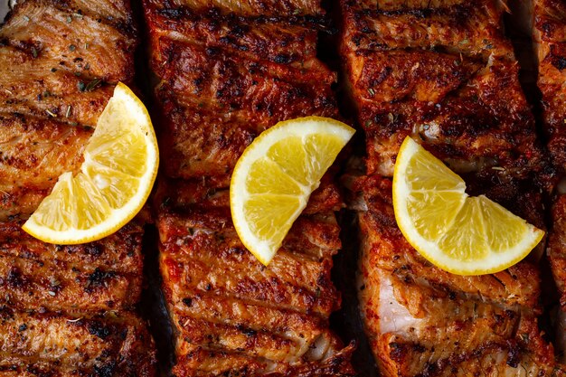 Texture de poisson frais grillé. Saumon grillé avec une tranche de citron juteux