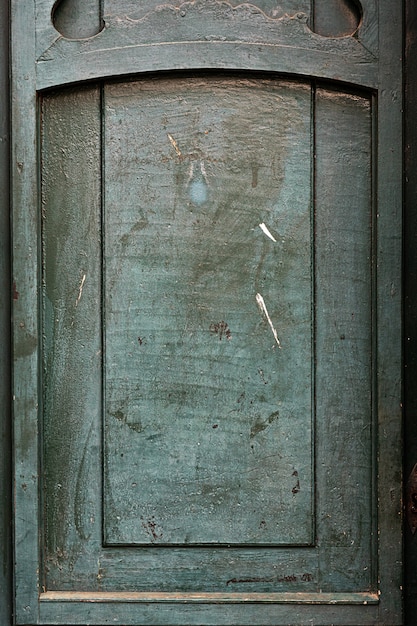 Texture de porte en bois ancienne avec des détails métalliques.