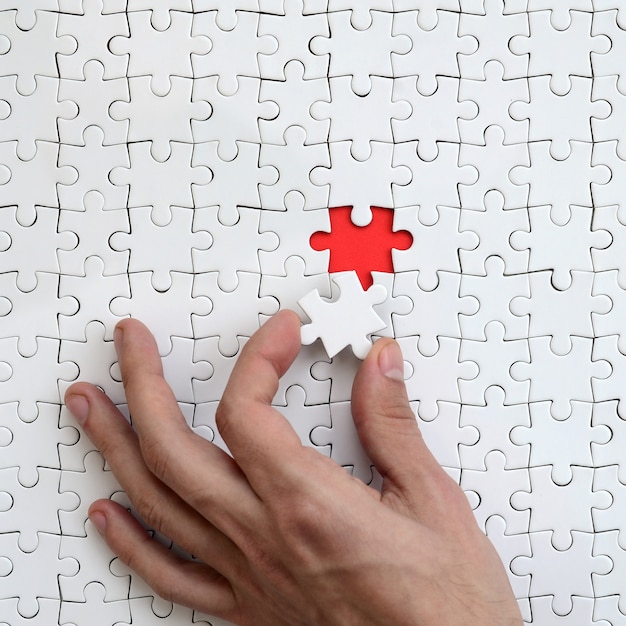 La texture d&#39;un puzzle blanc à l&#39;état assemblé avec un élément manquant