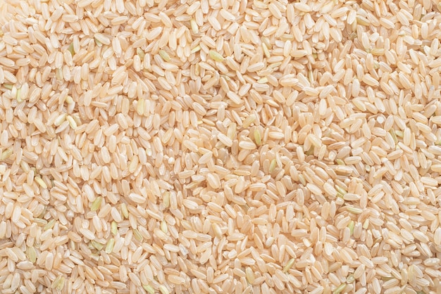 texture de riz brun sur fond blanc