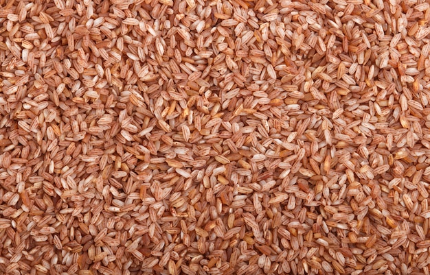 Texture de riz brun non poli. Vue de dessus, gros plan.