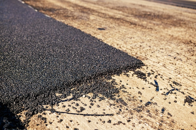 Texture de la route asphaltée Pose d'un nouvel asphalte sur la route Construction de la route