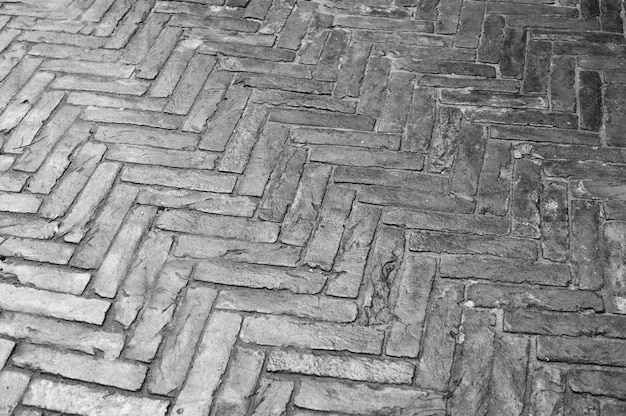 Texture des rues humides bordées de briques en pierre