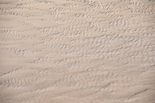 Texture de sable de plage érodée par l'eau