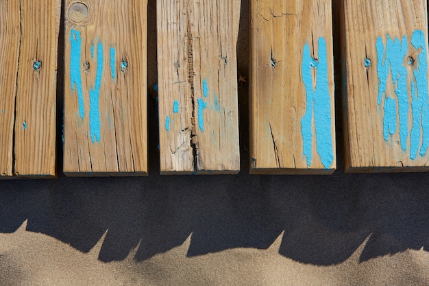 Texture de sable de plage avec des rayures en bois vieilli