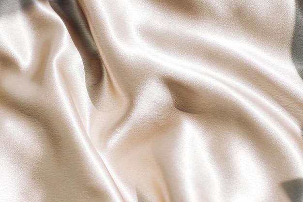 Texture de soie lisse dorée de soie de beauté