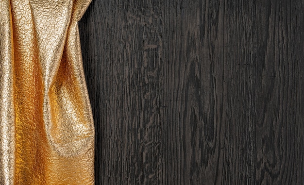 Texture sombre en bois avec textil or