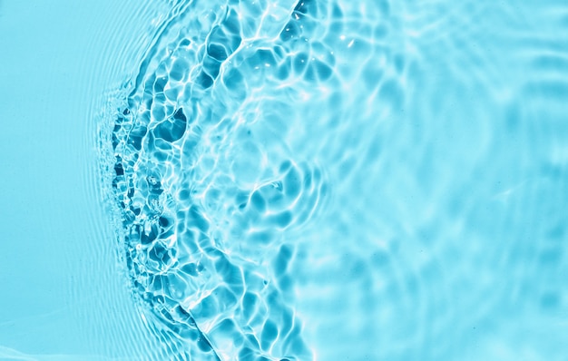texture de surface de l'eau claire de couleur bleu liquide avec des bulles d'éclaboussures
