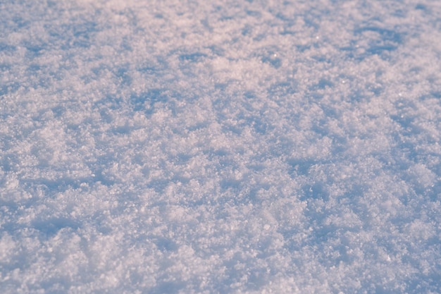 Texture de la surface de la neige dans les tons bleu clair Fond de la saison d'hiver