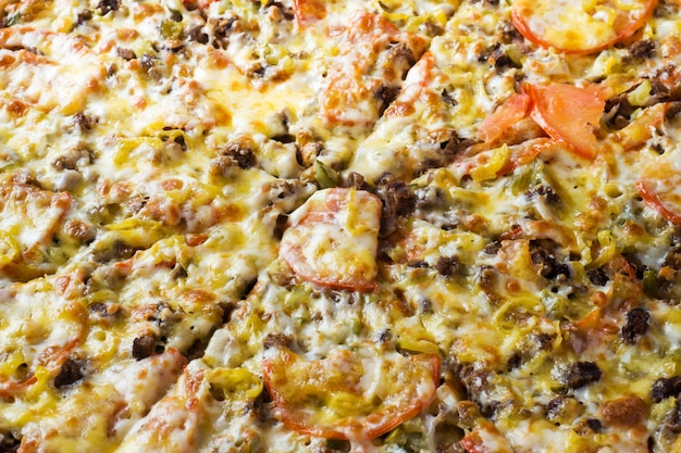 La texture de surface de la pizza. Fermer.