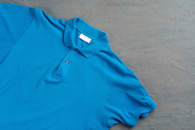 Texture de t-shirt polo en coton bleu se bouchent. La mode masculine