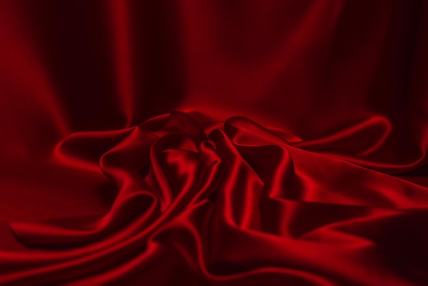 La texture de tissu de luxe en soie rouge ou en satin peut être utilisée comme arrière-plan abstrait Vue de dessus