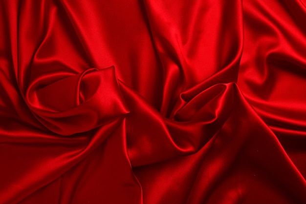 La texture de tissu de luxe en soie rouge ou en satin peut être utilisée comme fond abstrait. Vue de dessus.