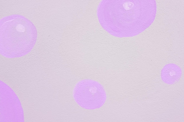 Texture transparente du mur de ciment blanc une surface rugueuse peint des bulles violettes avec un espace pour le texte pour un backgroundx9