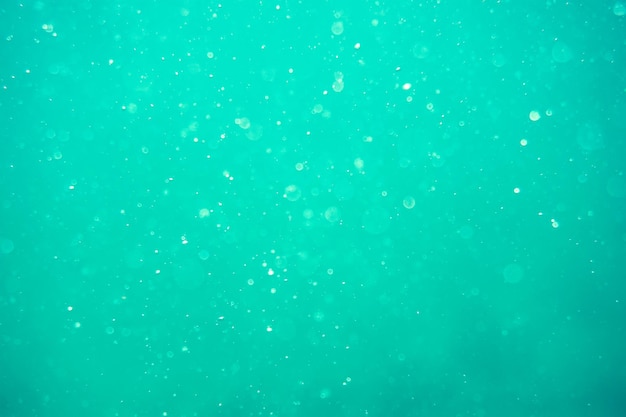 Texture turquoise sous-marine dans l'océan Bulles dans la mer tropicale
