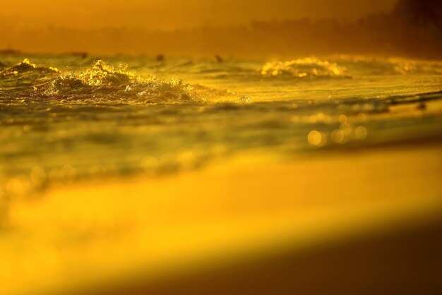 Texture des vagues au coucher du soleil