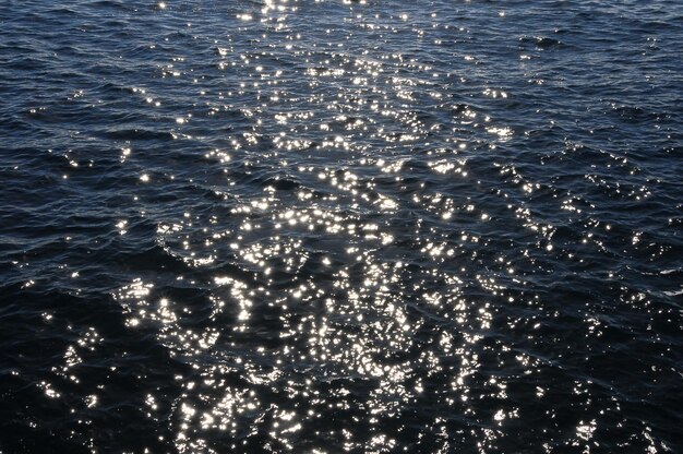 Texture des vagues de l'eau bleue sur l'océan Atlantique