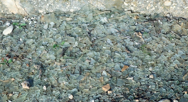 Texture de verre brisé blanc, beaucoup de verre brisé au sol.