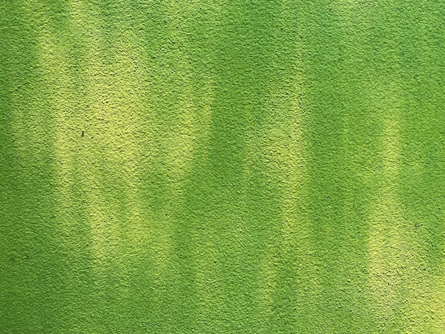 Texture verte d'un mur avec une bande jaune.