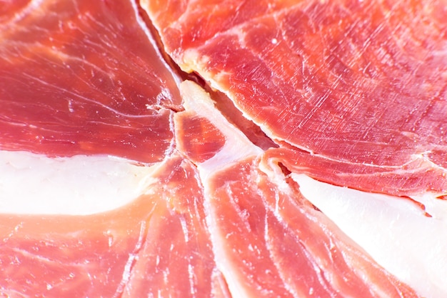 Texture de viande rouge en gros plan photo. Crudo ou jamon de prosciutto italien. Jambon cru. Fond de viande de porc.