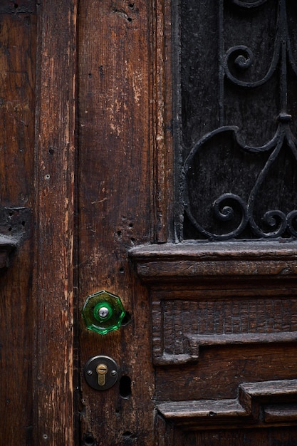 Texture de la vieille porte en bois avec poignée verte