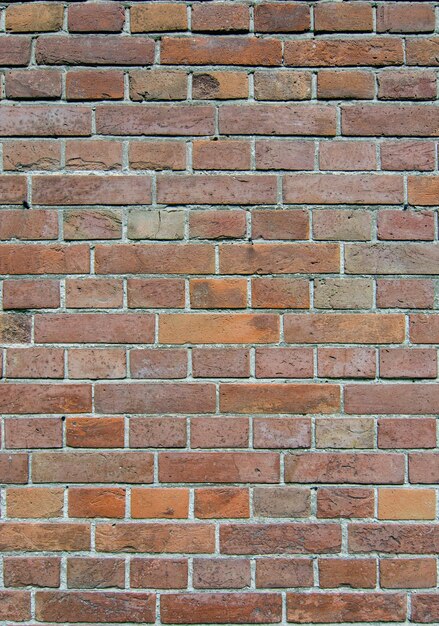 Texture d'un vieux mur de briques. Prise de vue verticale à l'extérieur.