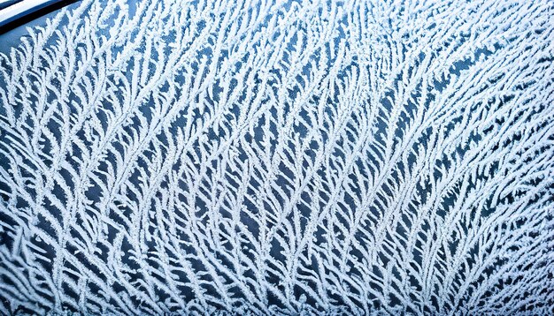 Photo des textures de glace abstraites sur une fenêtre de voiture en hiver