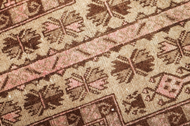 Textures et motifs en couleur des tapis tissés