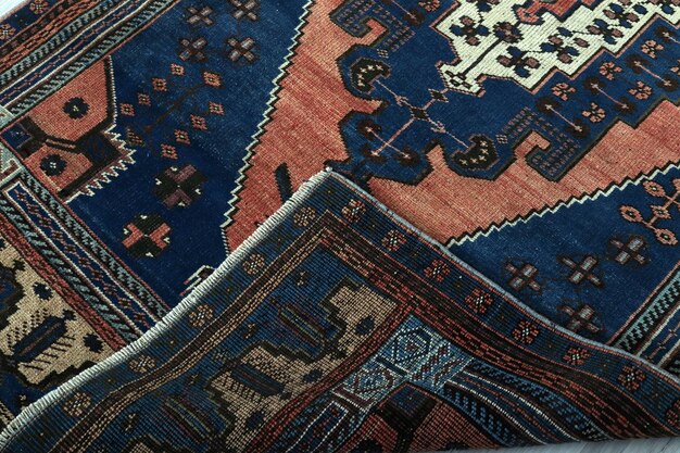 Textures et motifs en couleur des tapis tissés