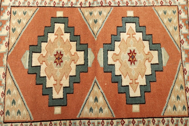 Textures et motifs en couleur des tapis tissés