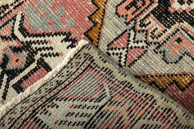 Textures et motifs en couleur des tapis tissés