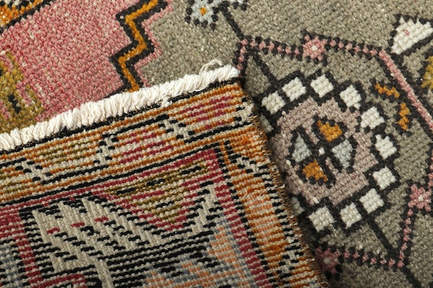 Textures et motifs en couleur des tapis tissés