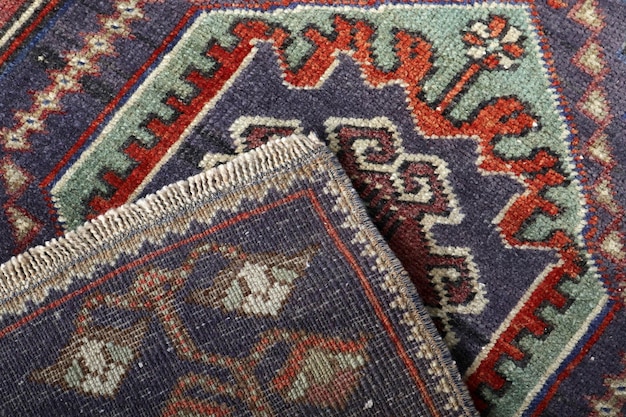 Textures et motifs en couleur des tapis tissés