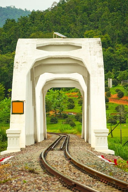 Tha Chom Phu, attraction touristique du pont de chemin de fer blanc sur le chemin de fer du nord de la Thaïlande.