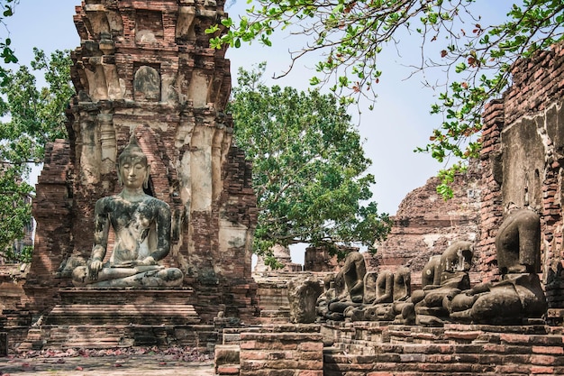 THAÏLANDE Ruines et antiquités au parc historique d'Ayutthaya Touristes du monde entier La décomposition de Bouddha