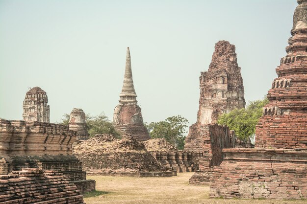 THAÏLANDE Ruines et antiquités au parc historique d'Ayutthaya Touristes du monde entier La décomposition de Bouddha