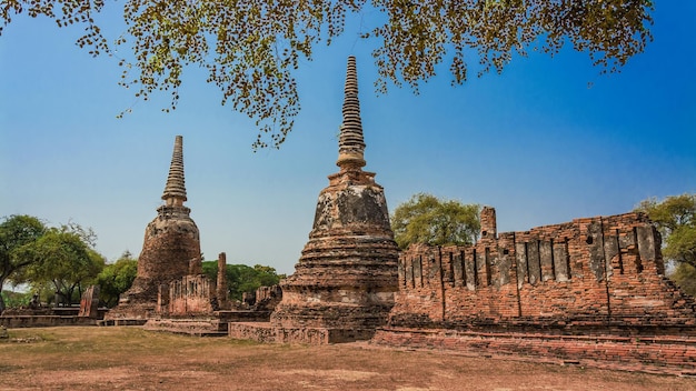 THAÏLANDE Ruines et antiquités au parc historique d'Ayutthaya Touristes du monde entier La décomposition de Bouddha