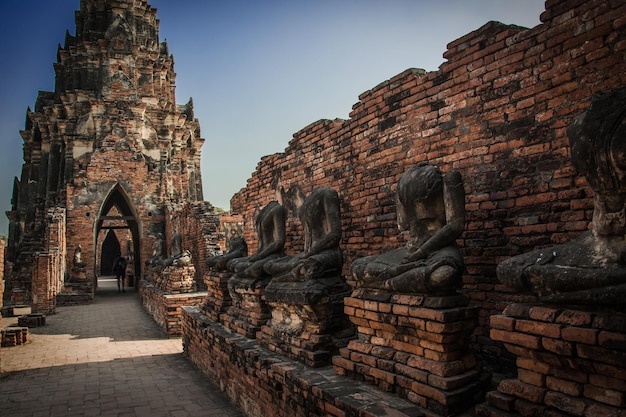 THAÏLANDE Ruines et antiquités au parc historique d'Ayutthaya Touristes du monde entier La décomposition de Bouddha