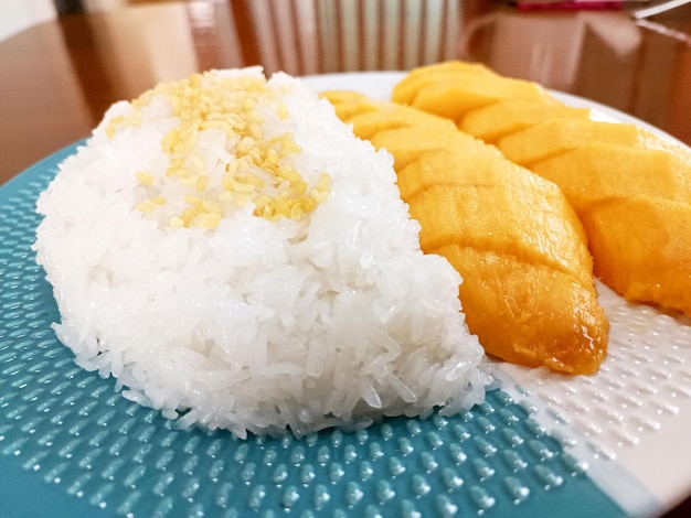 Photo thai sweet sticky rice avec mango thai dessert ou khao niew ma muang close up