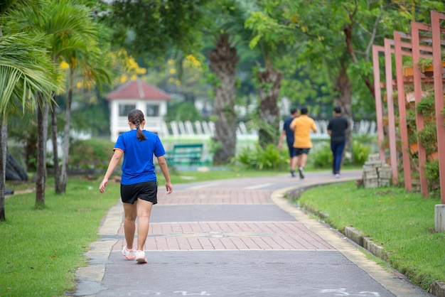 Thaïlandais faisant du jogging dans le parc