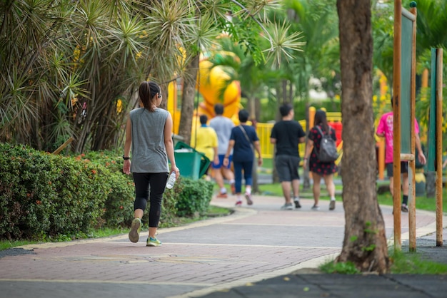 Thaïlandais faisant du jogging dans le parc