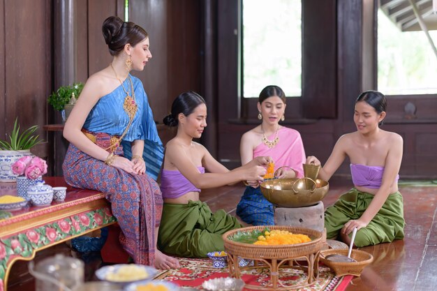 Les Thaïlandais Font Un Dessert Thaïlandais En Costume D'époque Thaï