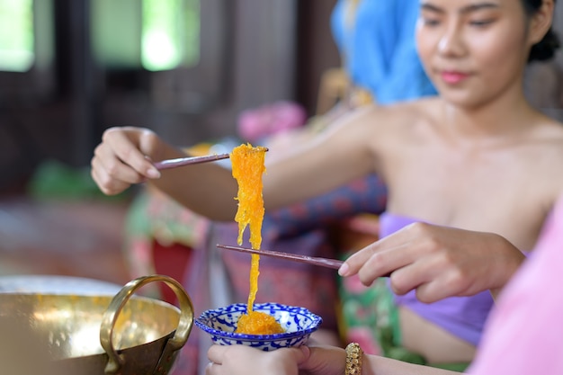 Les Thaïlandais font un dessert thaïlandais en costume d'époque thaï