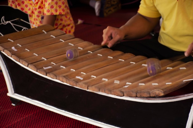 Des Thaïlandais jouant du Ranat ek ou du xylophone concert d'instruments de musique traditionnels thaïlandais montrent des gens dans le festival de la culture à Wat Sai Yai à Nonthaburi en Thaïlande