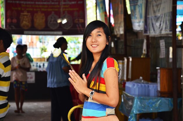 Les thaïlandais priant la statue de Bouddha au temple Wat Bangchak le 21 novembre 2015 à Nonthaburi Thaïlande