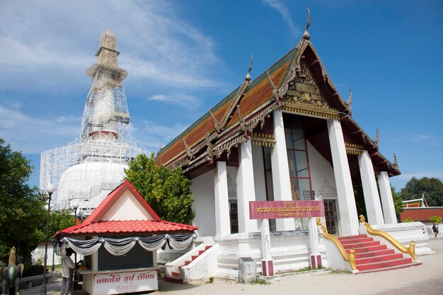 Les Thaïlandais visitent les voyages et respectent la prière chedi et ubosot du Wat Phra Mahathat Woramahawihan le 5 octobre 2017 à Nakhon Si Thammarat en Thaïlande