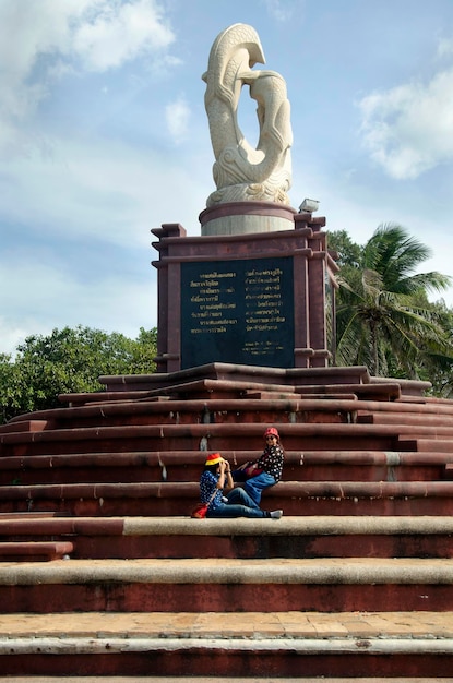 Les Thaïlandais voyagent et visitent la sculpture des dauphins sur le monument des vagues et la détente au cap Laem Thaen à Bang Saen Beach le 2 janvier 2017 à Chonburi en Thaïlande