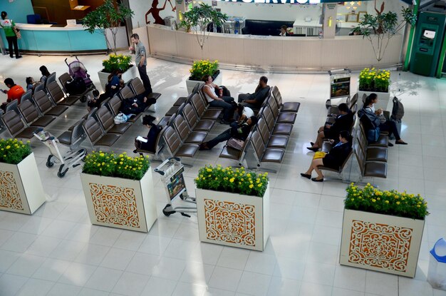 Les Thaïlandais et les voyageurs étrangers attendent et marchent à la gare de l'aéroport de Suvarnabhumi le 17 novembre 2015 à Bangkok en Thaïlande