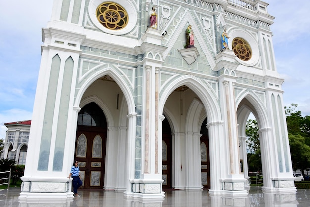 Les Thaïlandais et les voyageurs étrangers visitent la cathédrale de la Nativité de Notre-Dame de Bang Nok Khwaek dans le quartier de Bang Khonthi à Samut Songkhram en Thaïlande