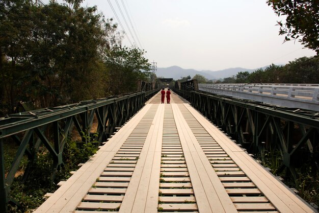 Les Thaïlandais et les voyageurs étrangers visitent et marchent pour prendre des photos sur le pont commémoratif de Tha Pai ou le mémorial de la Seconde Guerre mondiale de Tha Pai sur la colline de la vallée de la ville de Pai à Mae Hong Son en Thaïlande